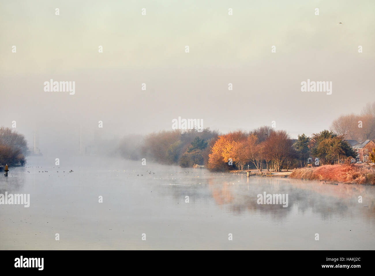 Manchester Ship canal fiume nebbia d'acqua Trafford luce copyspace nebbia di mattina piuttosto landmark pittoresco scenic mattina presto scena freddo inverno t Foto Stock