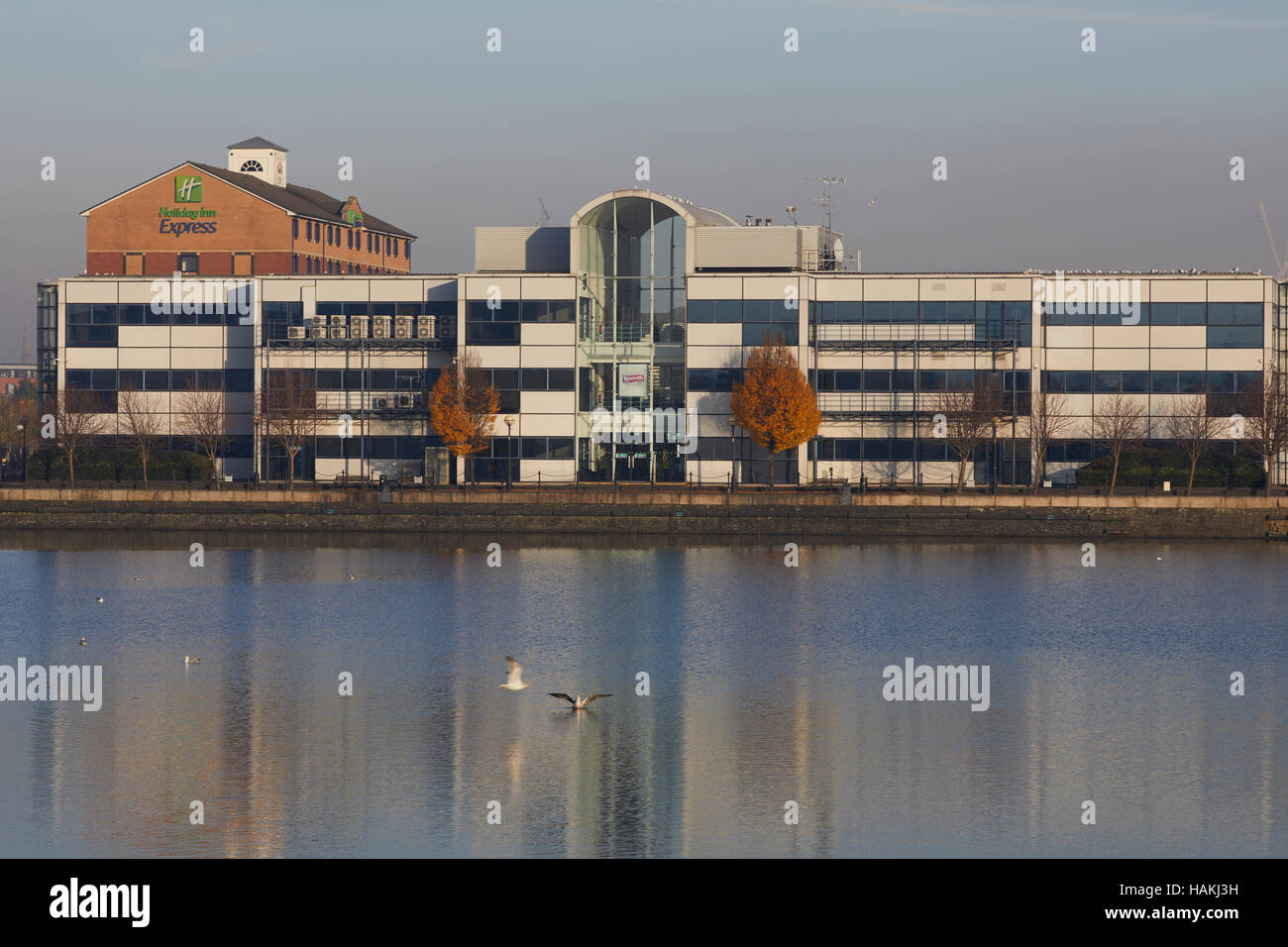 Salford Quays Manchester stazione Radio uffici liscia Casa Laser Waterfront Quay copyspace le aziende del settore industriale piccola unità station wagon buildi Foto Stock