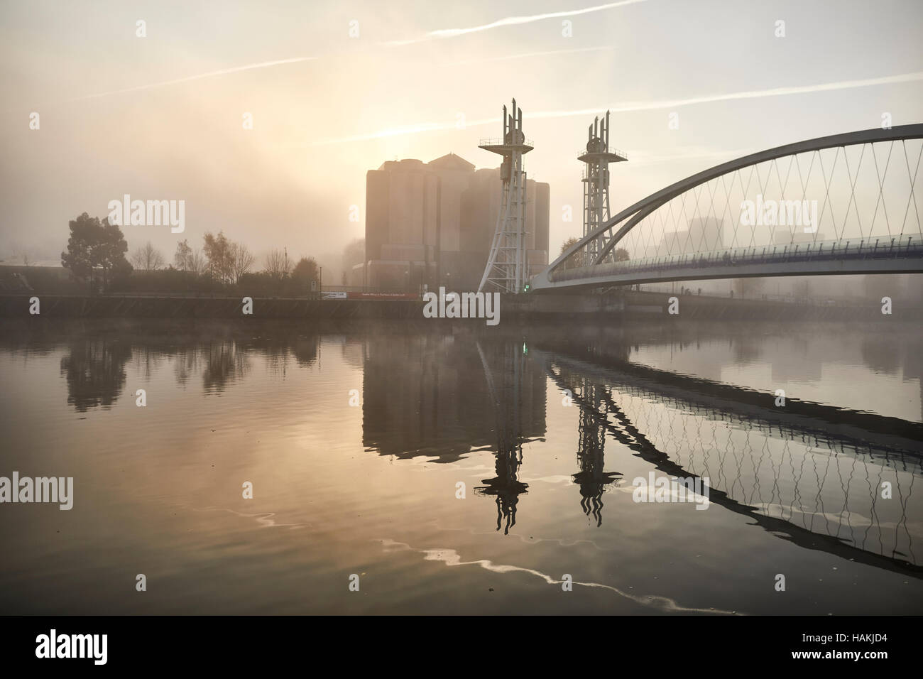 Salford Quays Quay uffici della casa Manchester docks scorza di rigenerazione holdings struttura Millennium bridge Quayside pittoresco leggera nebulizzazione Foto Stock