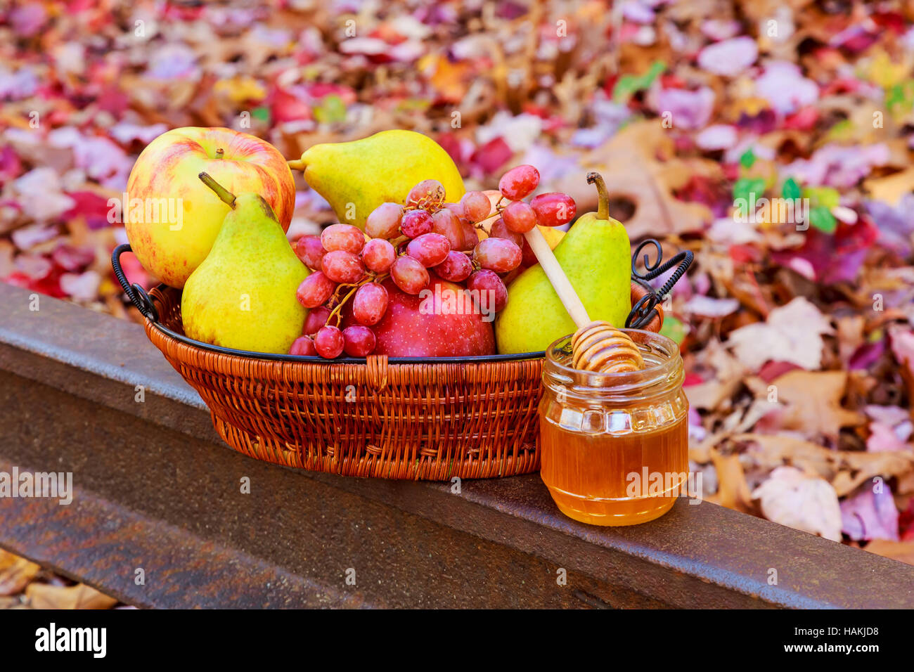 Autunno di frutta e verdura con miele su bianco Foto Stock