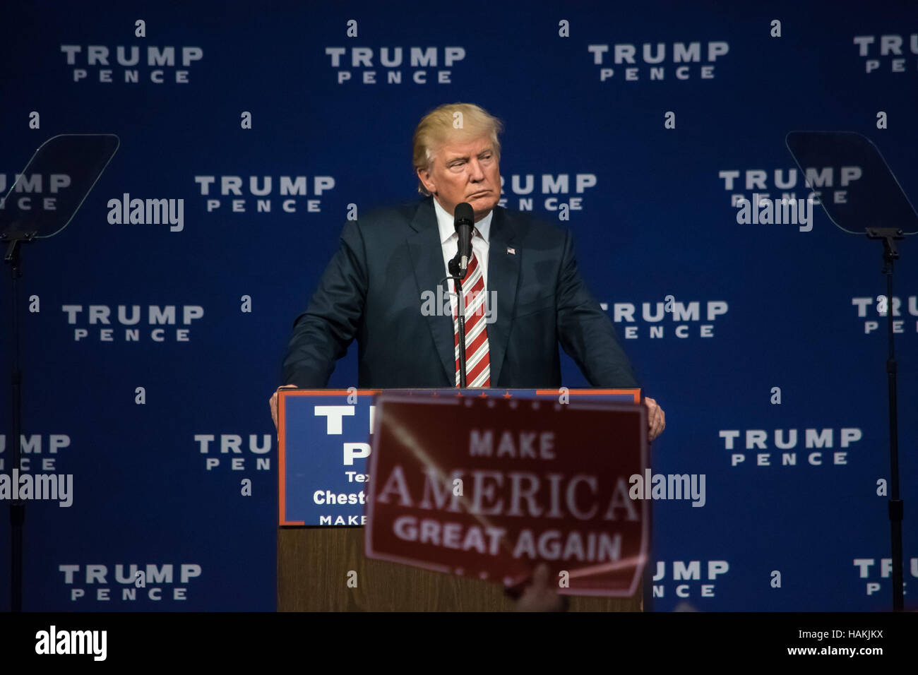 Il repubblicano candidato presidenziale Donald Trump pausa sul palco durante il suo discorso di campagna. Foto Stock