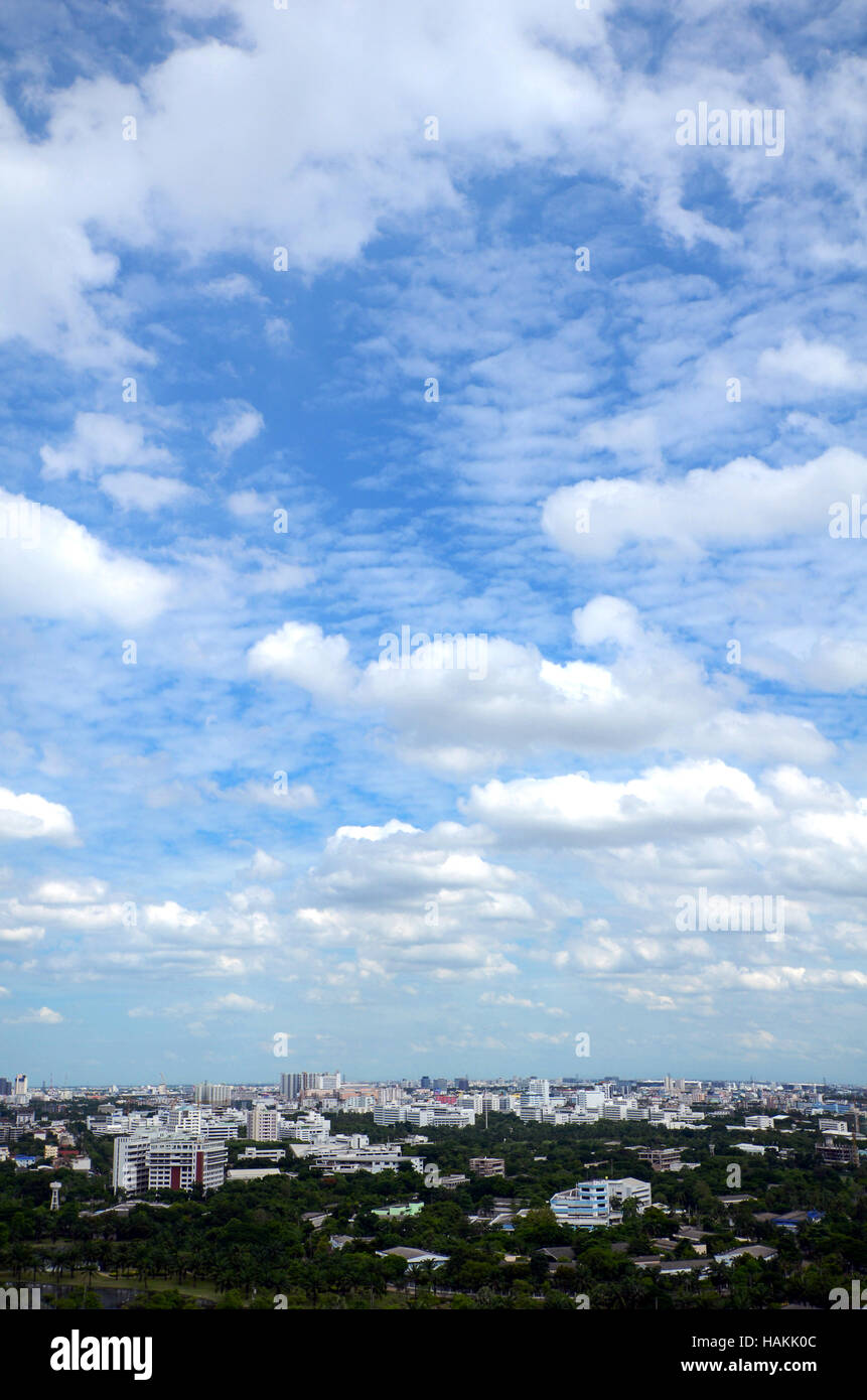 Cielo Molto nuvoloso in città. Foto Stock