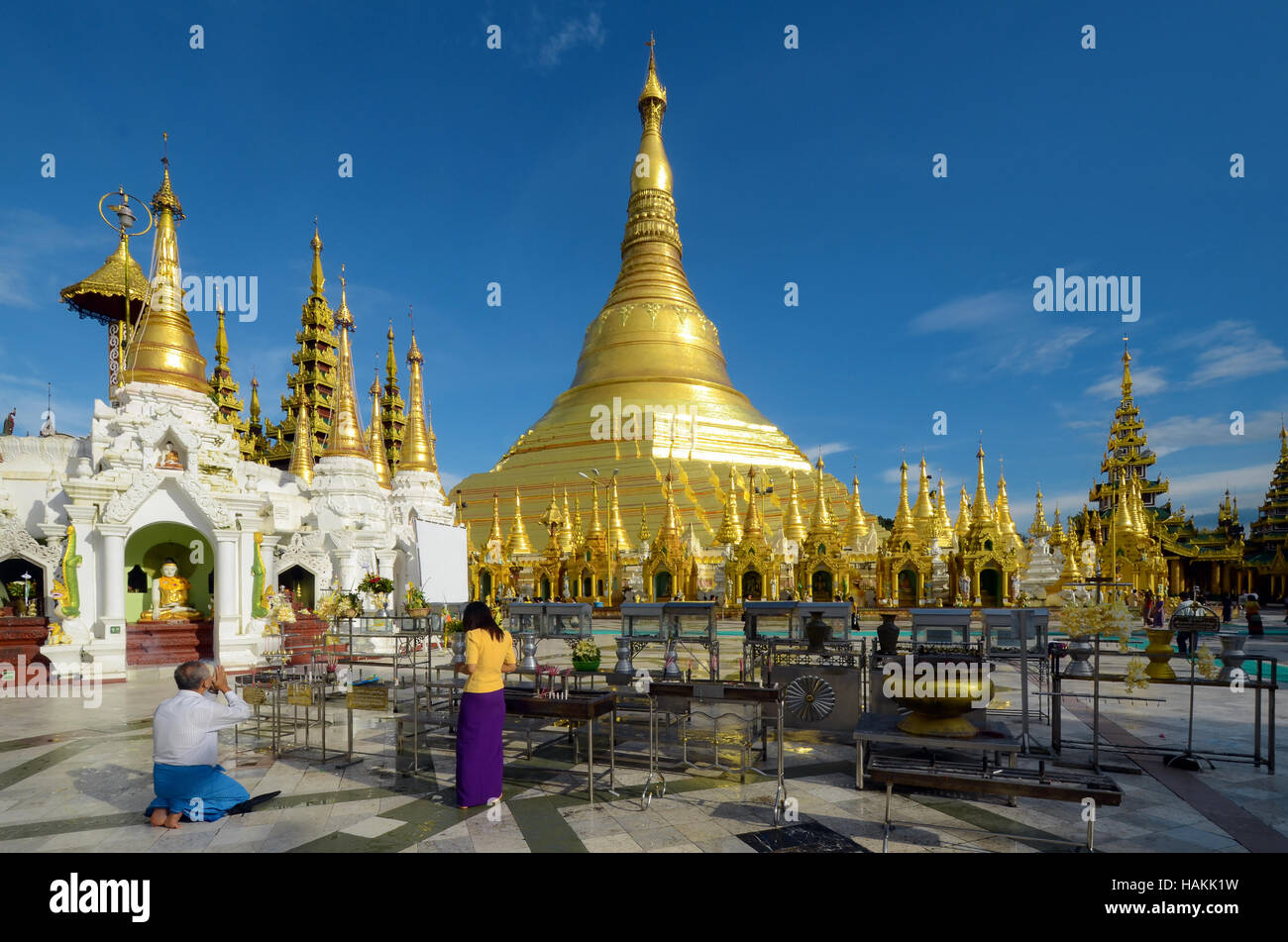 Myanmar buddisti di rendere culto alla Shwedagon Pagoda della Grande Pagoda di Dagon e la pagoda dorata. Foto Stock