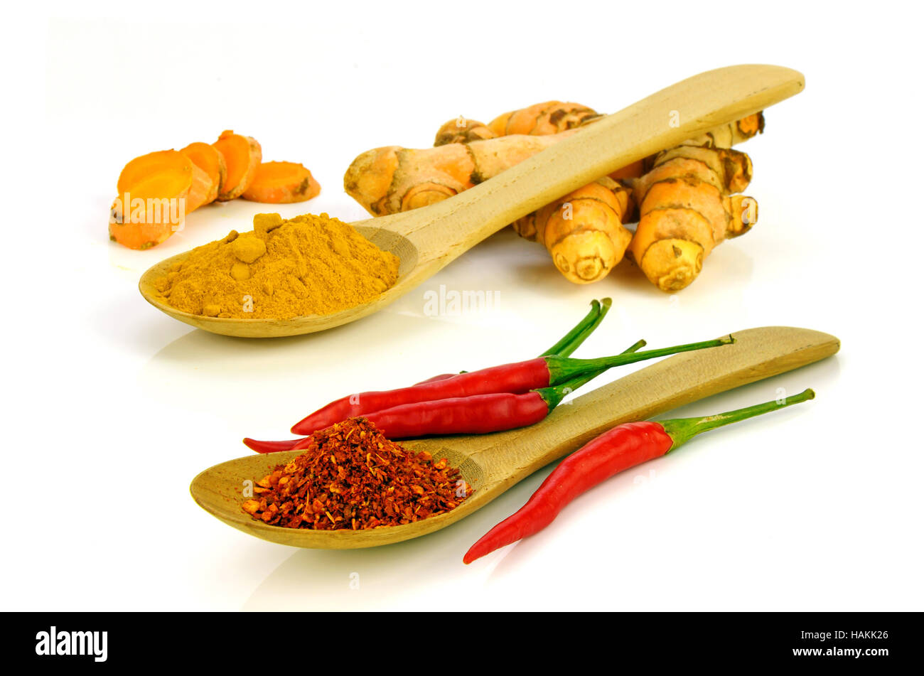 Curcuma (Curcuma longa L.) radice in polvere e il red hot chili pepper (capsicum frutescens L.) rendere piccante e speziato ingredienti Foto Stock