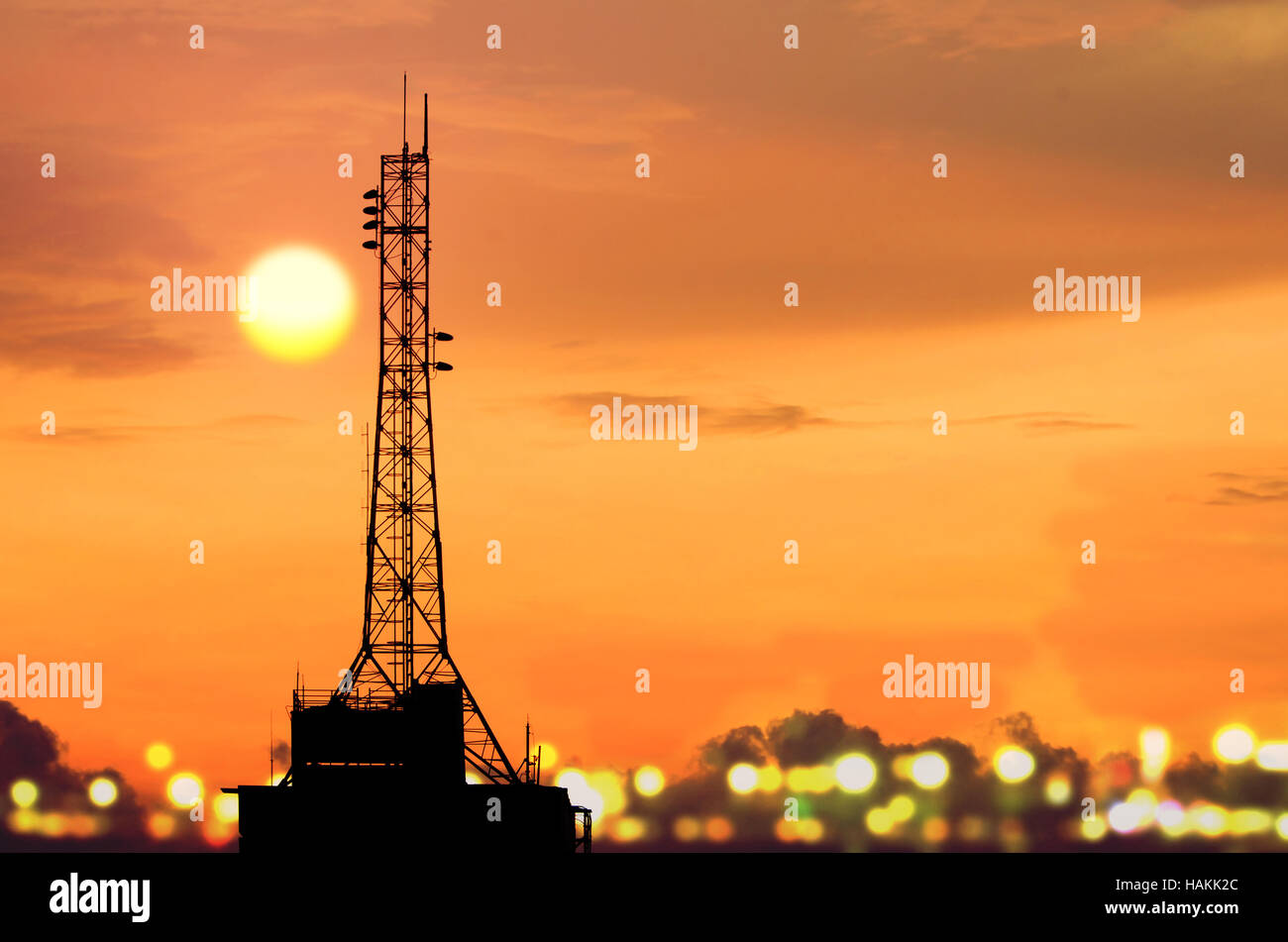 Torre di telecomunicazione nella luce della sera. Foto Stock