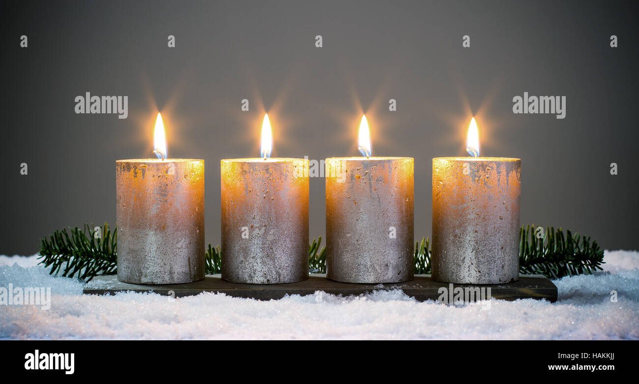 Luce advents quattro candele con corrispondenze Foto Stock
