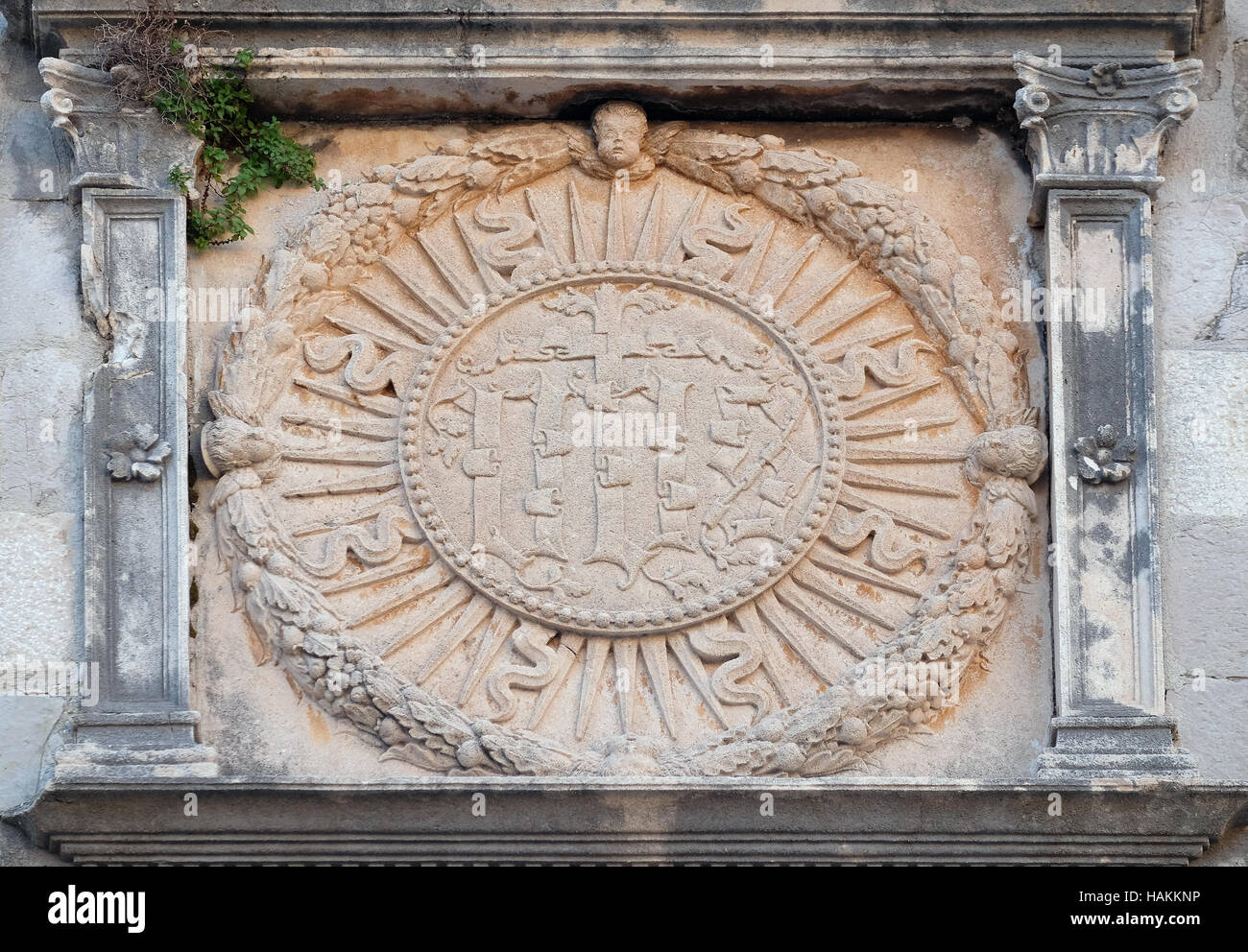 IHS segno sulla facciata della chiesa a Dubrovnik, Croazia il 29 novembre 2015. Foto Stock