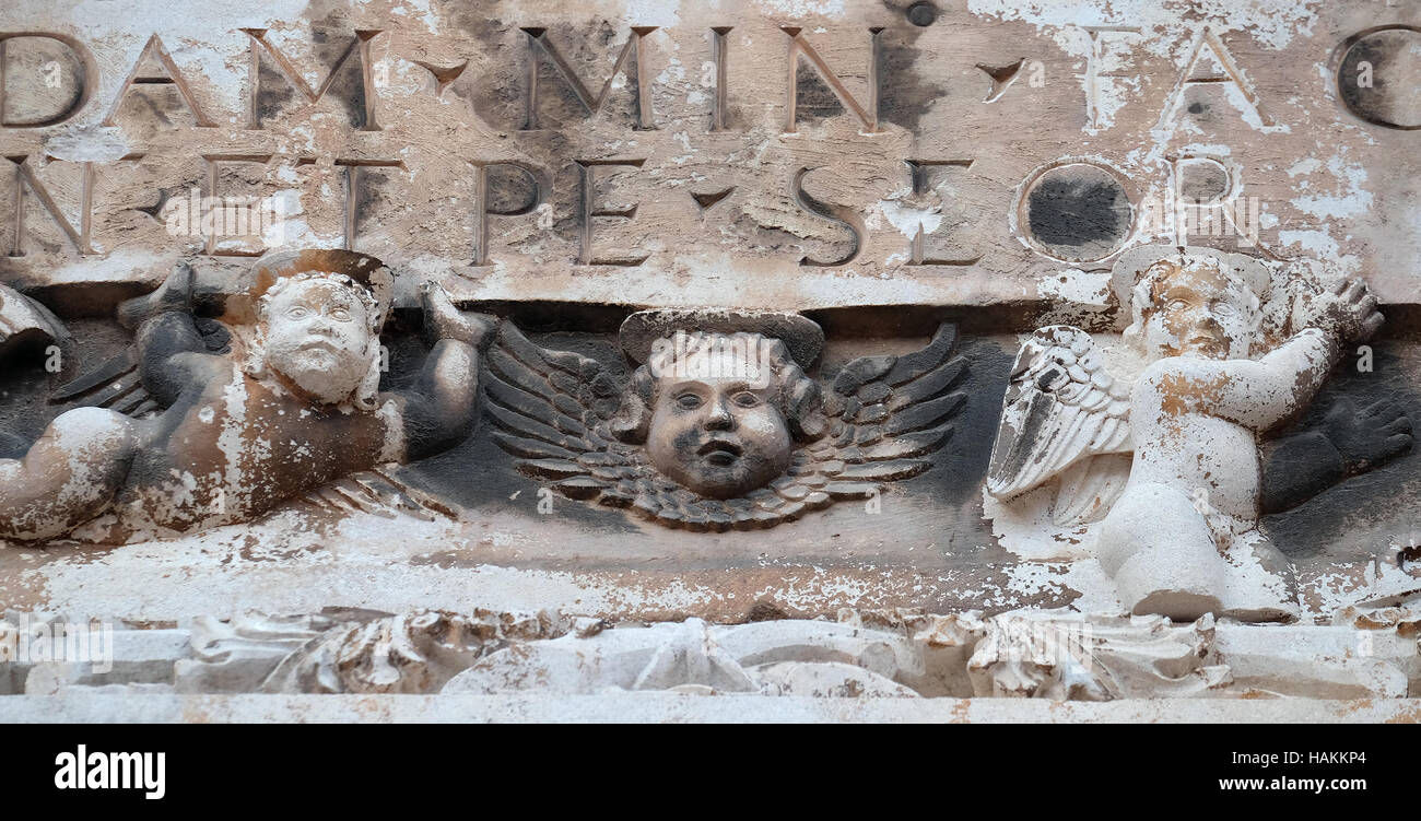 Angelo, portale di San Salvatore Chiesa di Dubrovnik, Croazia il 29 novembre 2015. Foto Stock