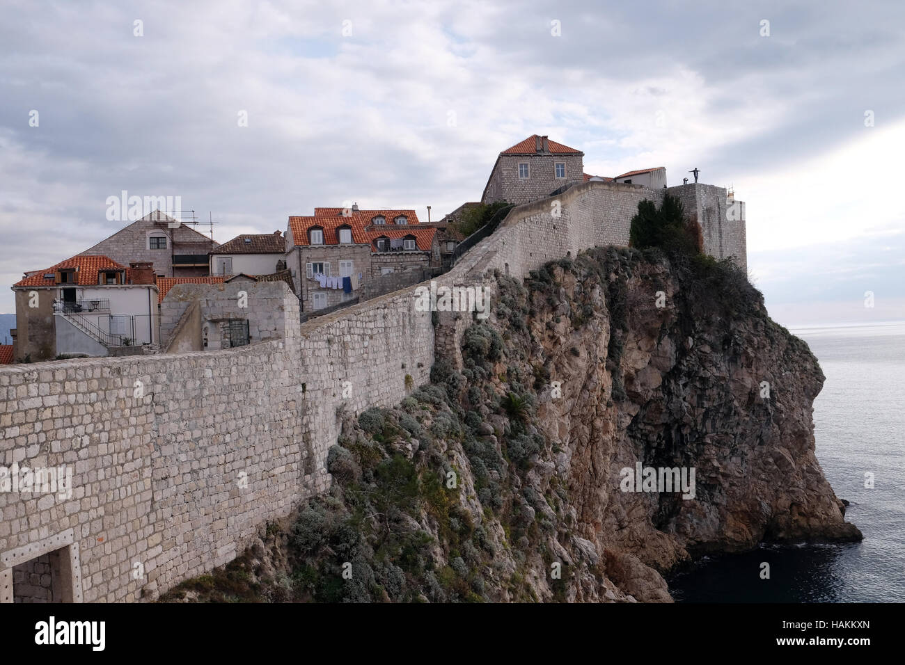 Mura di difesa della città vecchia di Dubrovnik, un ben conservato fortezza medievale e una popolare destinazione turistica della Croazia Foto Stock