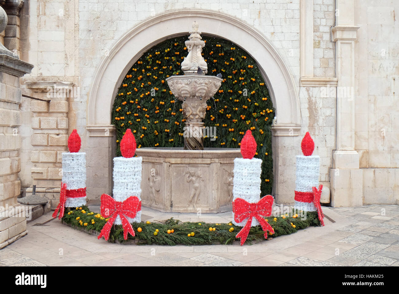 Piccolo Onofrio Fontana decorata con ghirlande e candele in Dubrovnik, Croazia su dicembre 01, 2015. Foto Stock