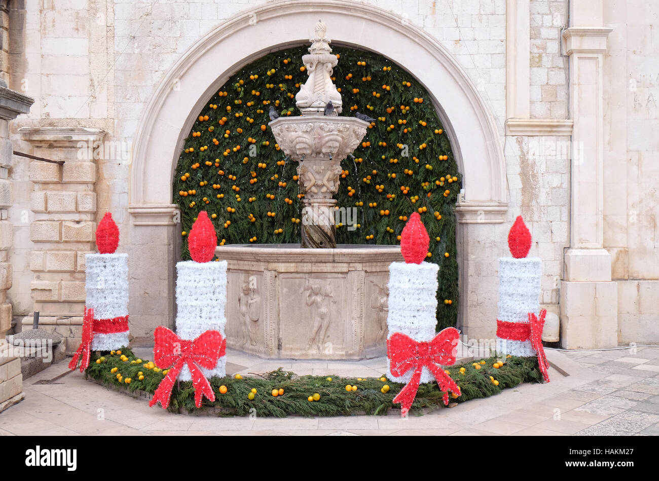 Piccolo Onofrio Fontana decorata con ghirlande e candele in Dubrovnik, Croazia su dicembre 01, 2015. Foto Stock