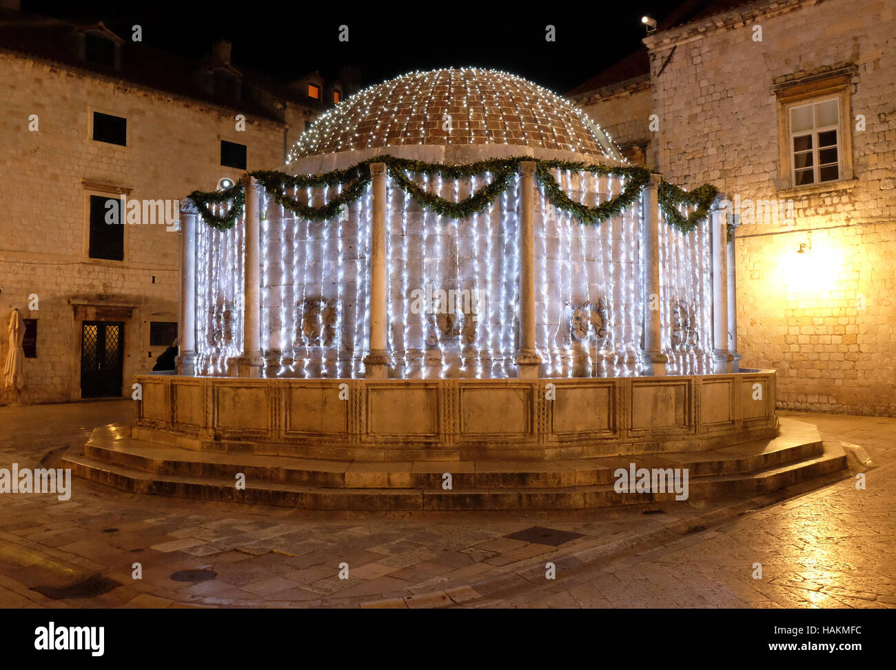 Onofrio fontana decorata con luci di Natale ornamenti e splendente nella romantica atmosfera, Dubrovnik, Croazia Foto Stock