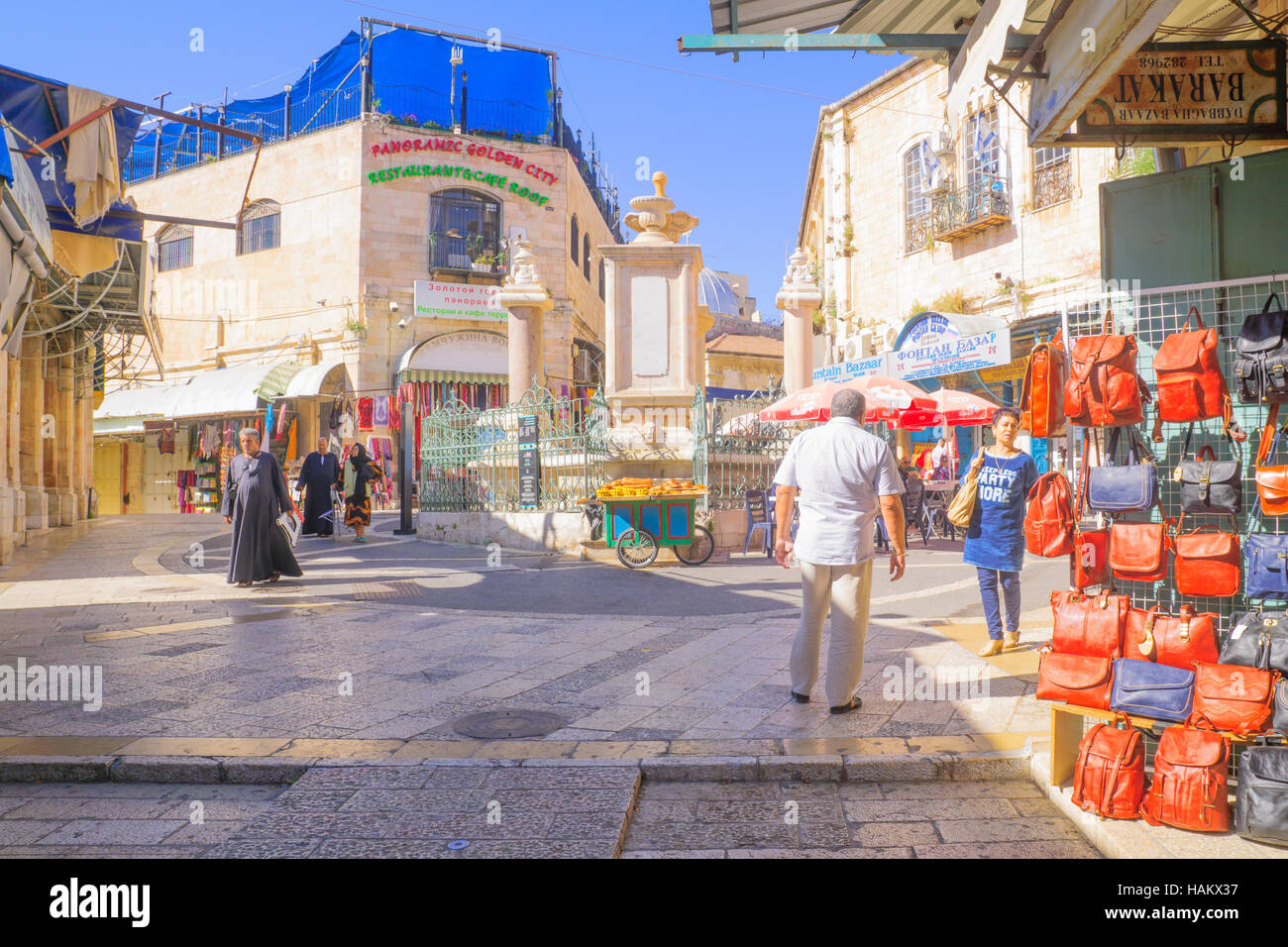 Gerusalemme, Israele - 29 Aprile 2016: Street scene nel Muristan complessa, con le imprese locali, la gente del posto e i turisti, nella città vecchia di Gerusalemme, è Foto Stock