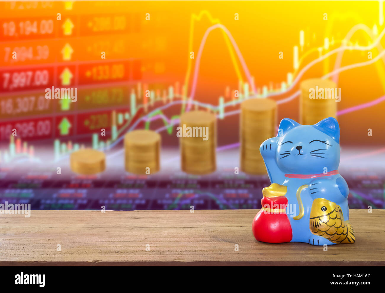 Lucky cat banca sul tavolo di legno con stock di sfocatura dello sfondo del mercato,soldi e il concetto di risparmio. Foto Stock