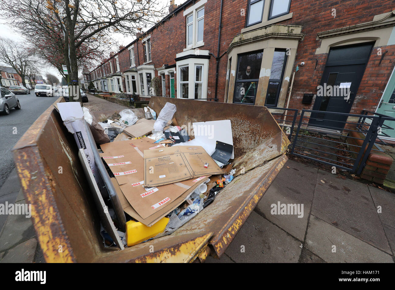 Vista generale di Warwick Road a Carlisle, come centinaia di persone si trovano di fronte a un altro triste stagione di festa a un anno dalla tempesta Desmond. Foto Stock