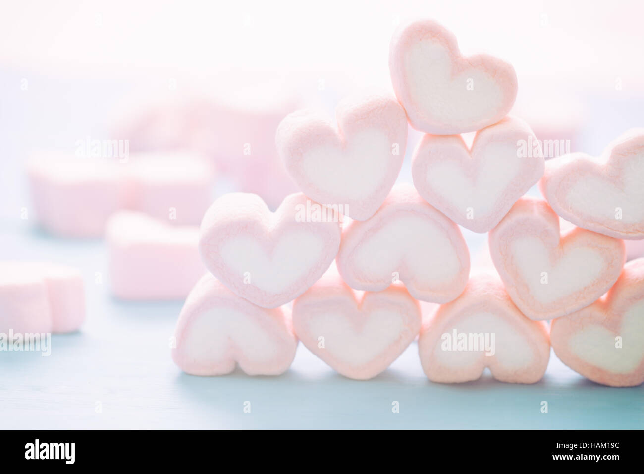 Cuore rosa forma marshmallow per amore il tema e il concetto di San Valentino. È possibile applicare per lo sfondo,sfondo,sfondo sito web incluso decorazioni e opere d'arte Foto Stock