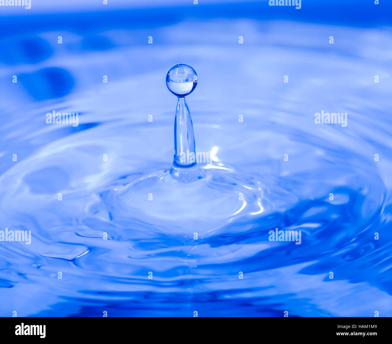 Goccia di acqua che cade sul livello di acqua Foto Stock