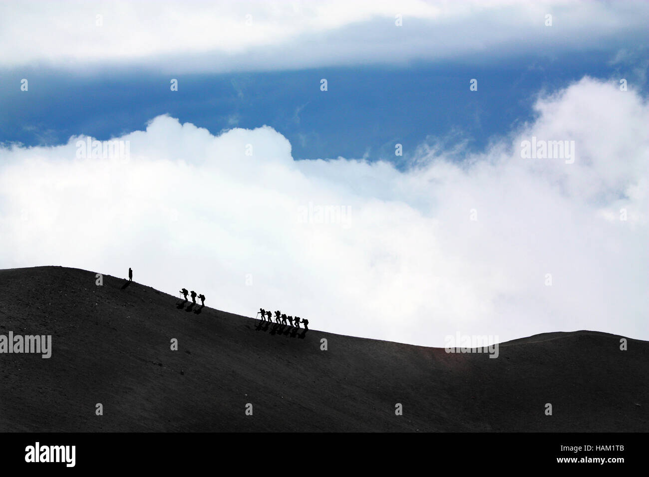 Persone escursione al vulcano Etna Foto Stock