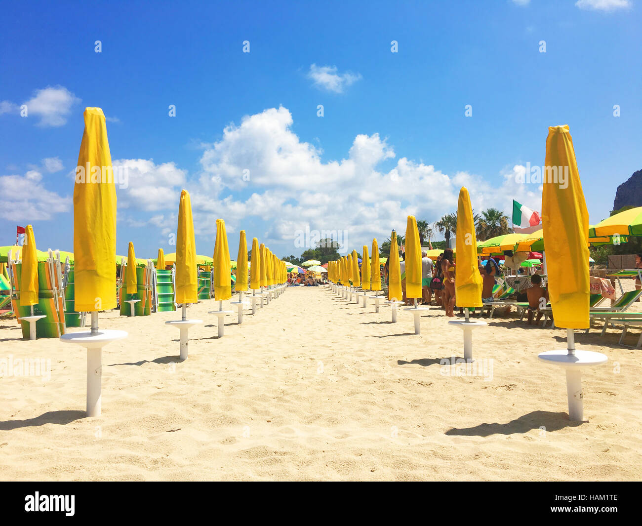 Ombrelloni colorati in spiaggia su soleggiate giornate estive Foto Stock