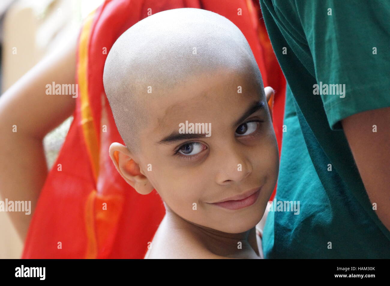 Una candida foto,ragazzo indiano dopo i rituali,un simpatico India boy,occhi parla,ragazzo indiano,,Buddista Upanayan sanskar,rituali indiano Foto Stock