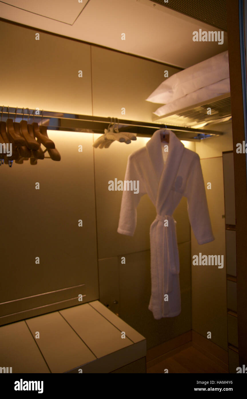 SINGAPORE - Luglio 23rd, 2016: chiusura del portabiti ed accappatoio in cuoio guardaroba in hotel di lusso a Marina Bay Foto Stock