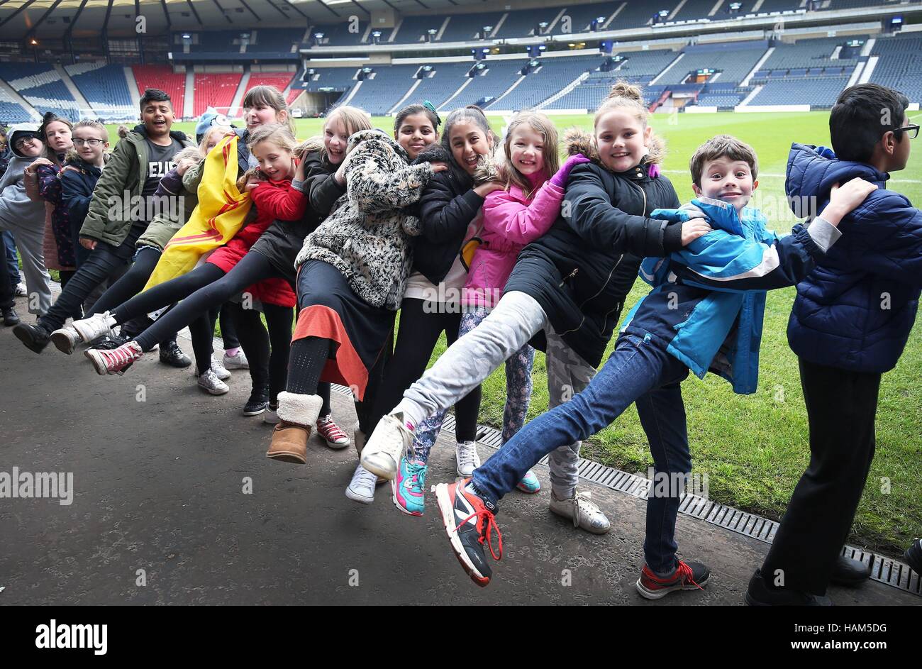 Centinaia di bambini delle scuole e i loro insegnanti, unitevi a un gigante conga danza di Hampden Park, Glasgow, per raccogliere fondi per Glasgow la città di cura. Foto Stock
