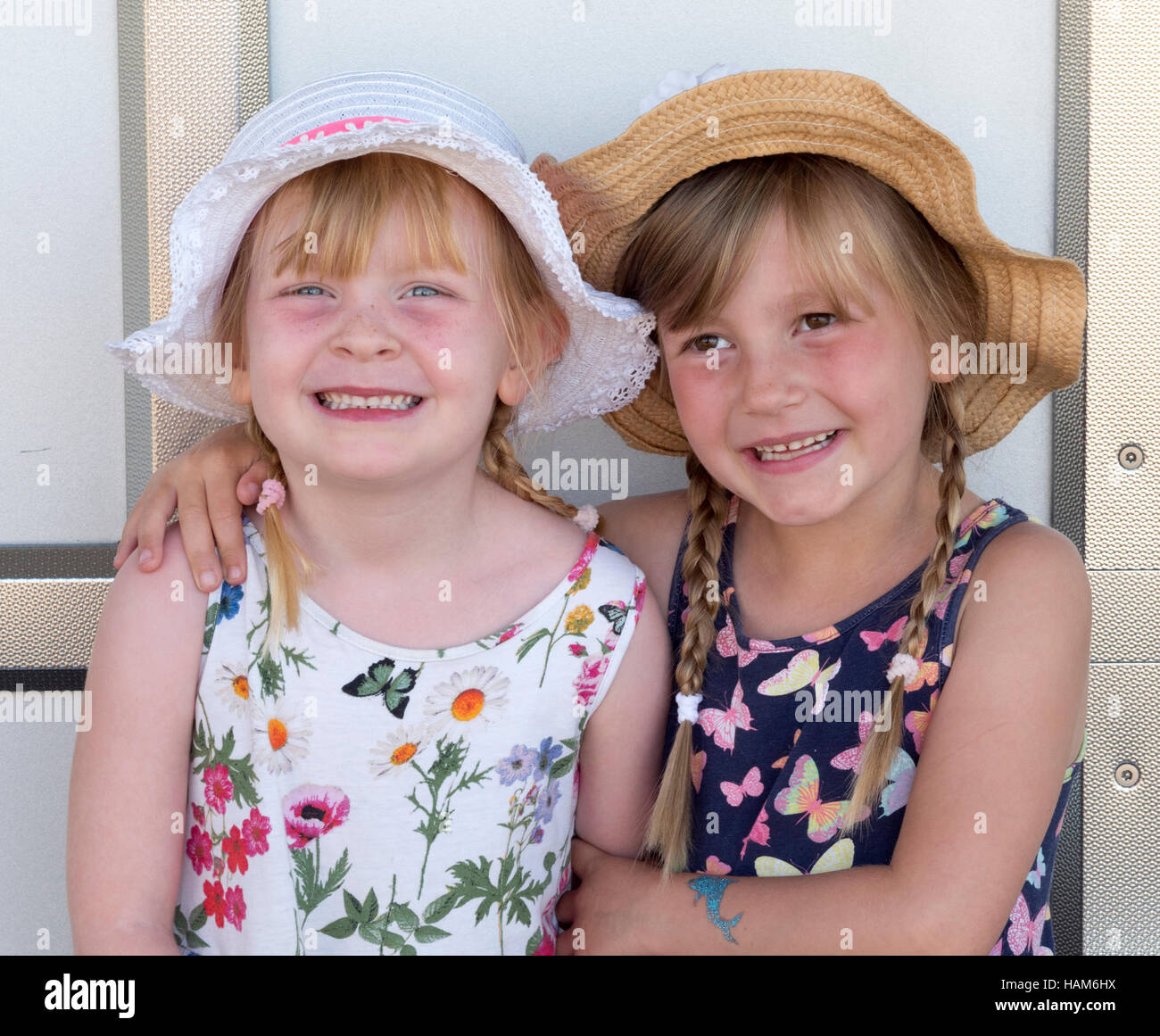 Due giovani ragazze inglesi godendo di estate. Foto Stock