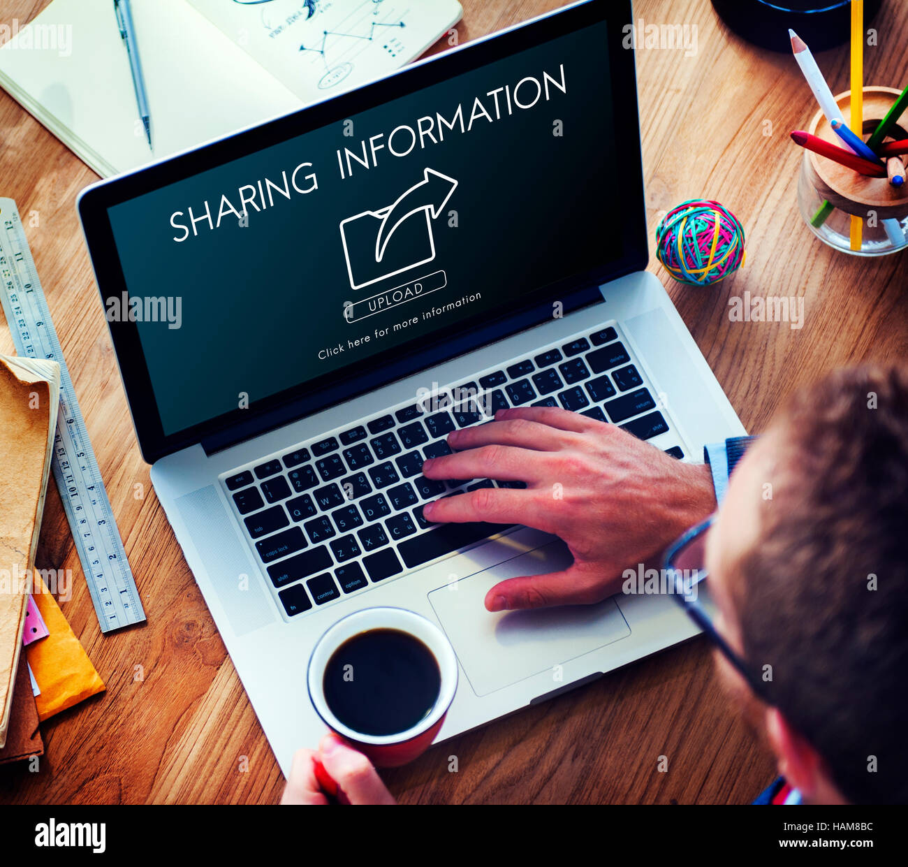 Il trasferimento dei dati Exchange sincronizzazione condivisione concetto di caricamento Foto Stock