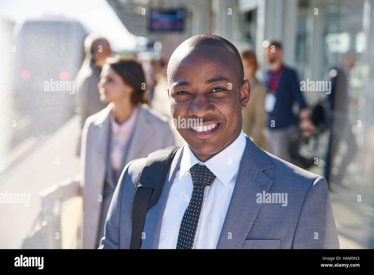 Ritratto di imprenditore sorridente sulla stazione ferroviaria platform Foto Stock