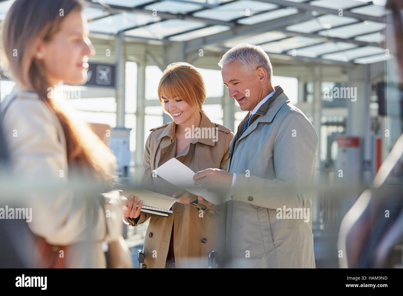 La gente di affari la revisione di documenti cartacei in aeroporto Foto Stock