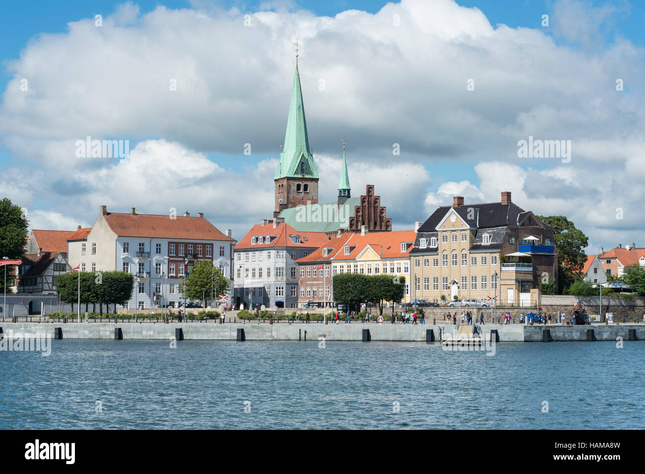 Paesaggio con San Olai Chiesa all'Öresund in Helsingør, capoluogo della regione della Danimarca Foto Stock