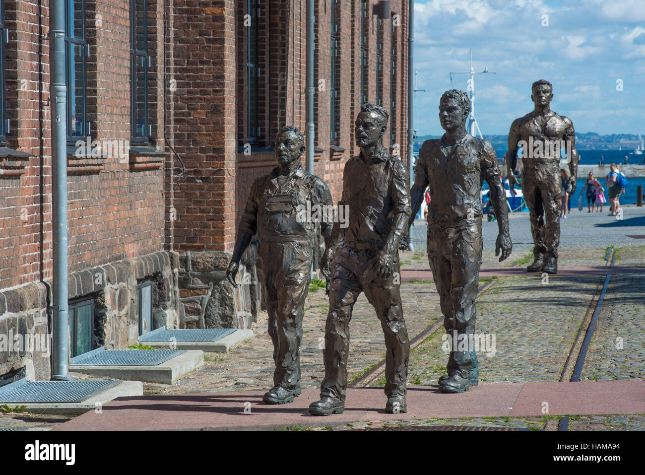 Sculture di lavoratori del cantiere da artista Hans Pauli Olsen, alla darsena museum di Elsinore, Regione Hovedstaden, Danimarca Foto Stock