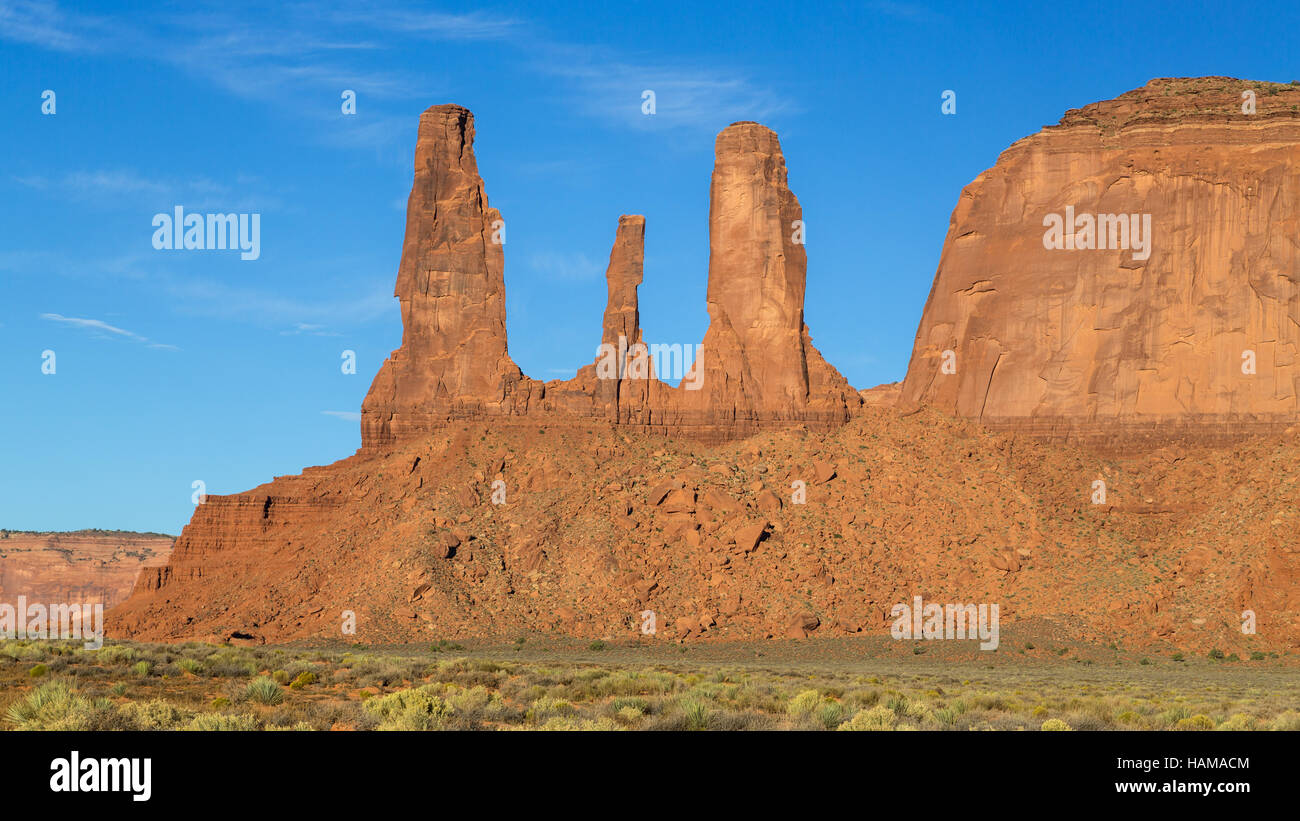 Le tre sorelle, formazione di roccia, Monument Valley Navajo Nation, Arizona, Stati Uniti d'America Foto Stock