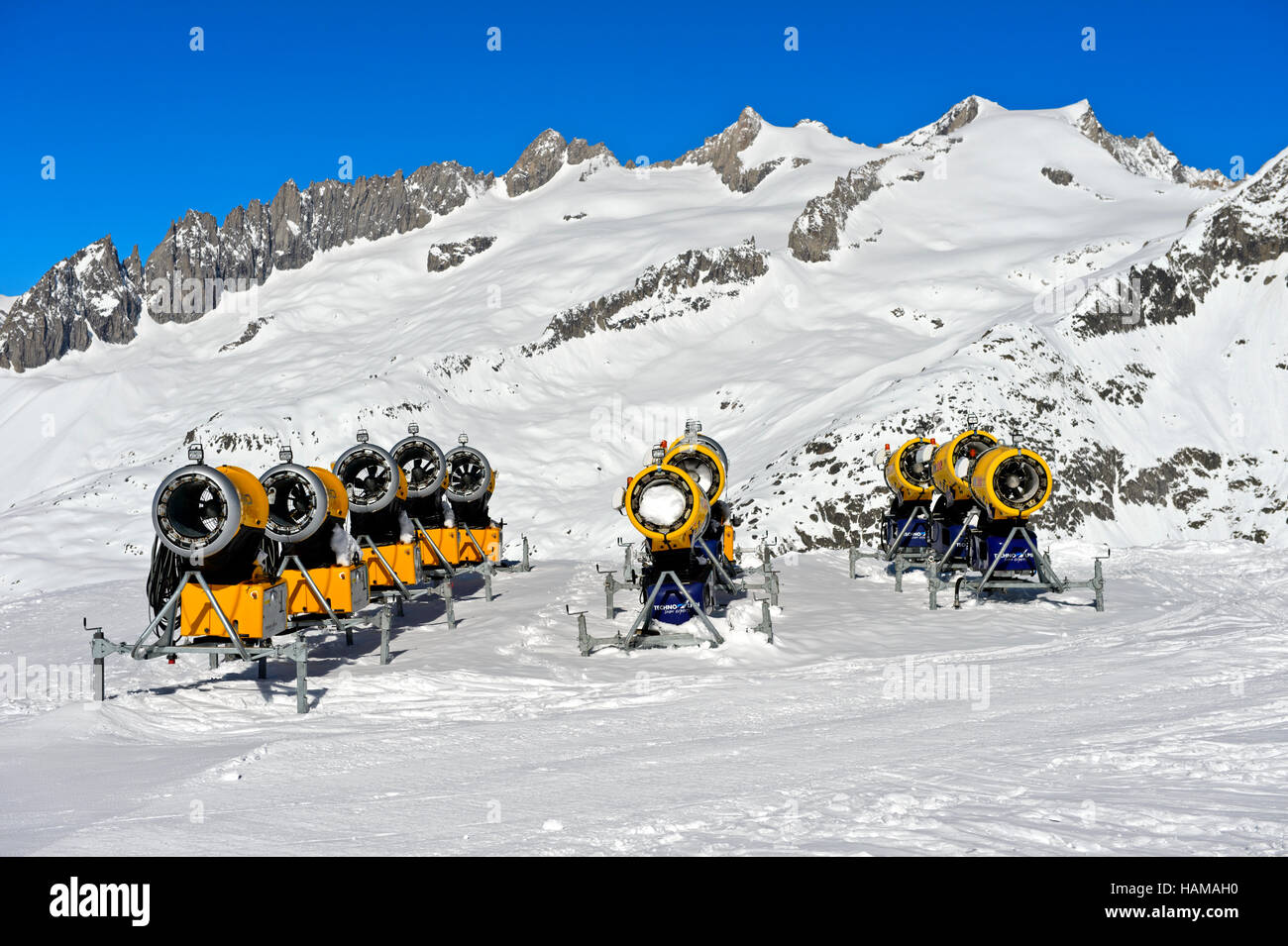 Cannoni da neve sulla pista da sci, Aletsch Arena ski resort, Bettmeralp, il Cantone del Vallese, Svizzera Foto Stock