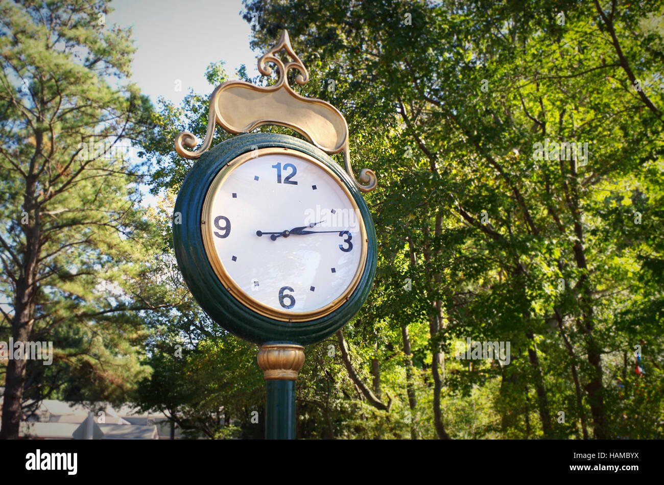 Un vecchio orologio in un parco lettura 2:14 Foto Stock