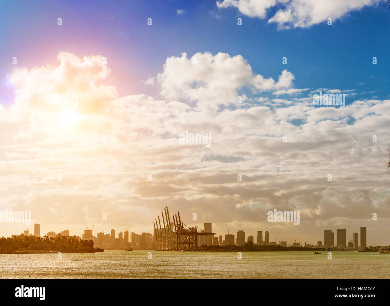 La vista su Dodge Island e il centro cittadino di Miami, Florida, da South Pointe Park di Miami Beach, su un pomeriggio nebuloso. Foto Stock