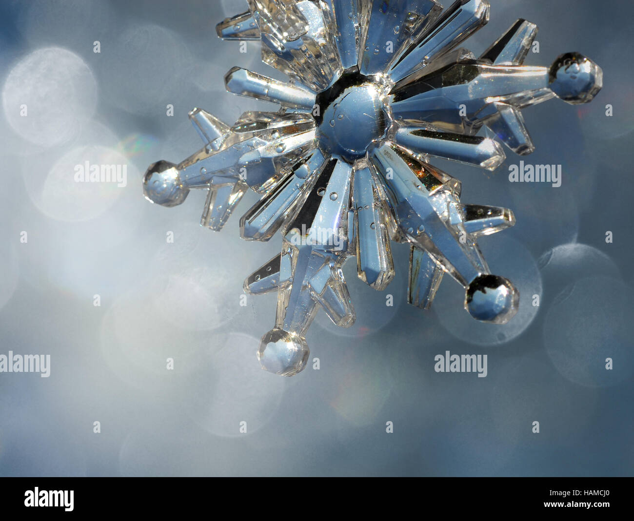 Natale con sfondo blu traslucido il simbolo del fiocco di neve Foto Stock