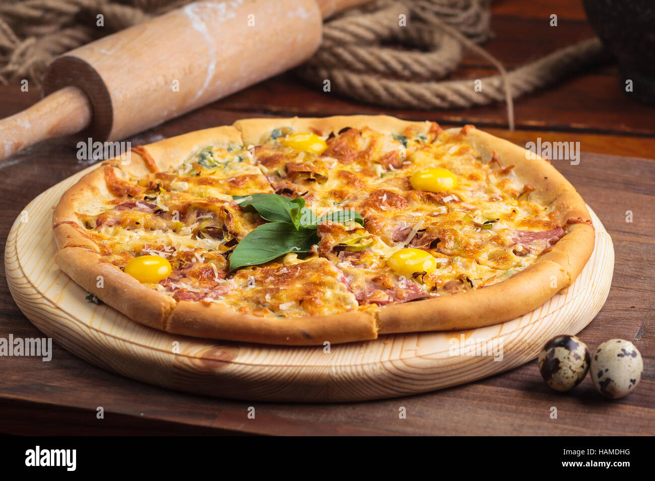 Concetto: ristorante menu, mangiare sano, fatti in casa, golosi, golosità. Pizza carbonara su legno tabella vintage con ingredienti. Foto Stock