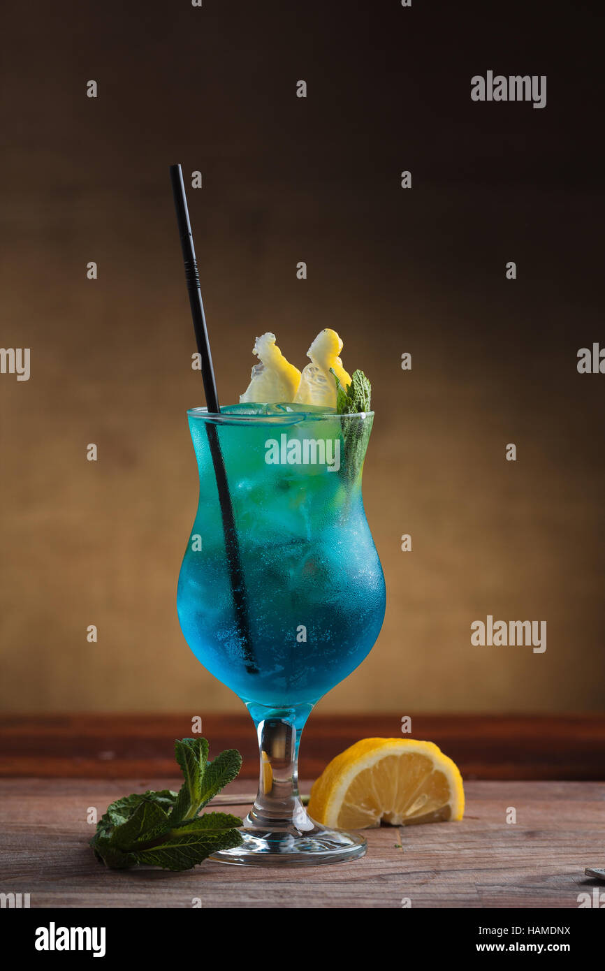 Concetto: ristorante menu, mangiare sano, fatti in casa, golosi, golosità. Blue Lagoon Cocktail sul grintoso sfondo vintage Foto Stock