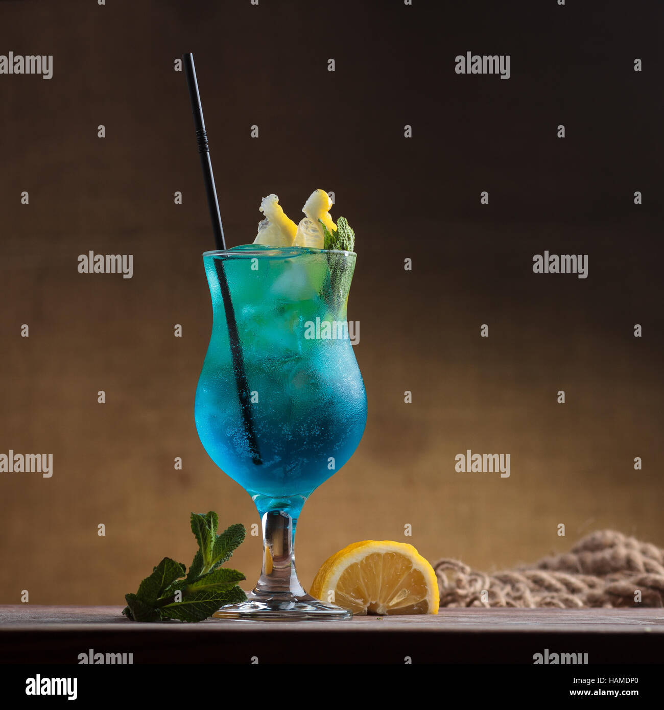 Concetto: ristorante menu, mangiare sano, fatti in casa, golosi, golosità. Blue Lagoon Cocktail sul grintoso sfondo vintage Foto Stock