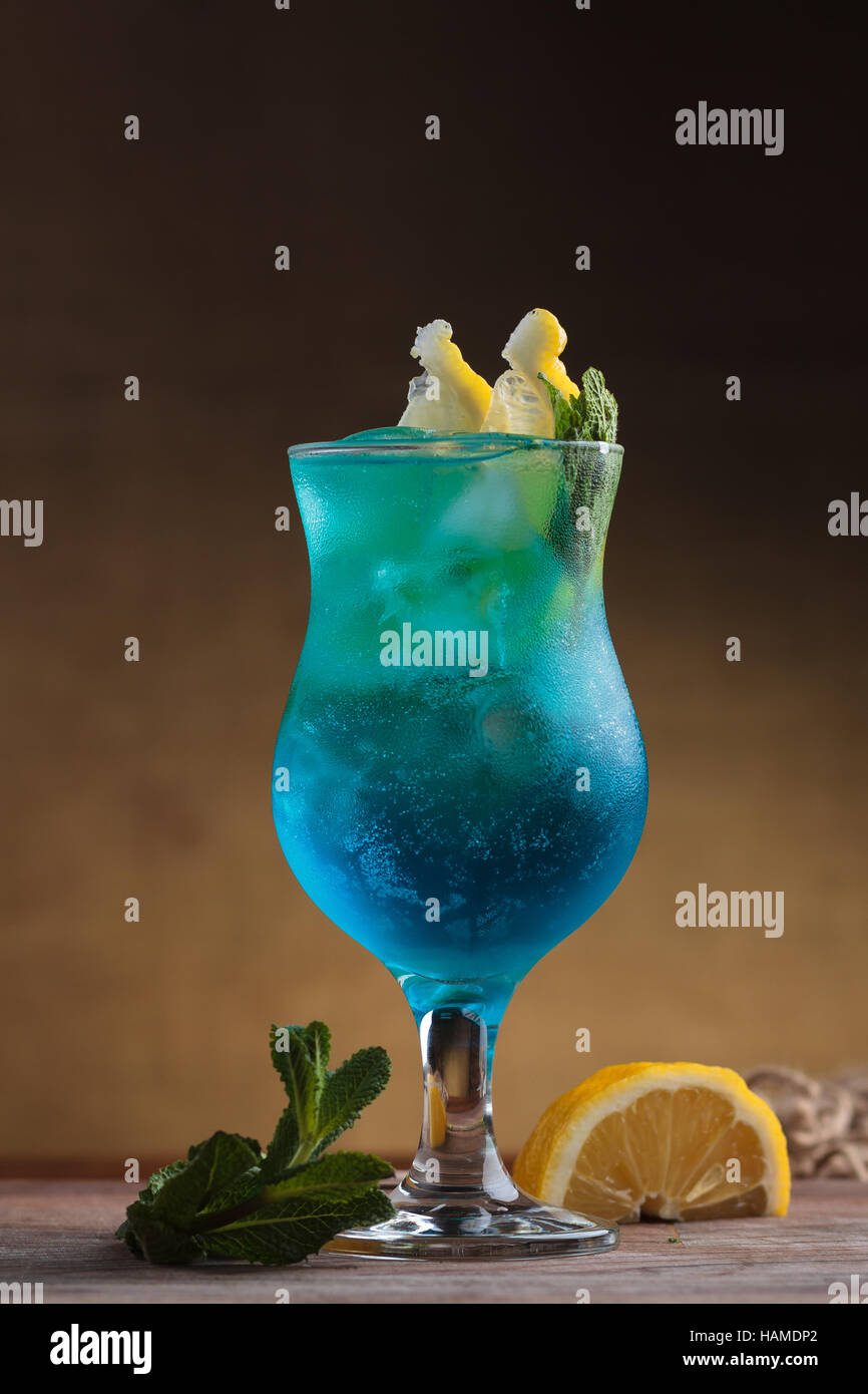 Concetto: ristorante menu, mangiare sano, fatti in casa, golosi, golosità. Blue Lagoon Cocktail sul grintoso sfondo vintage Foto Stock
