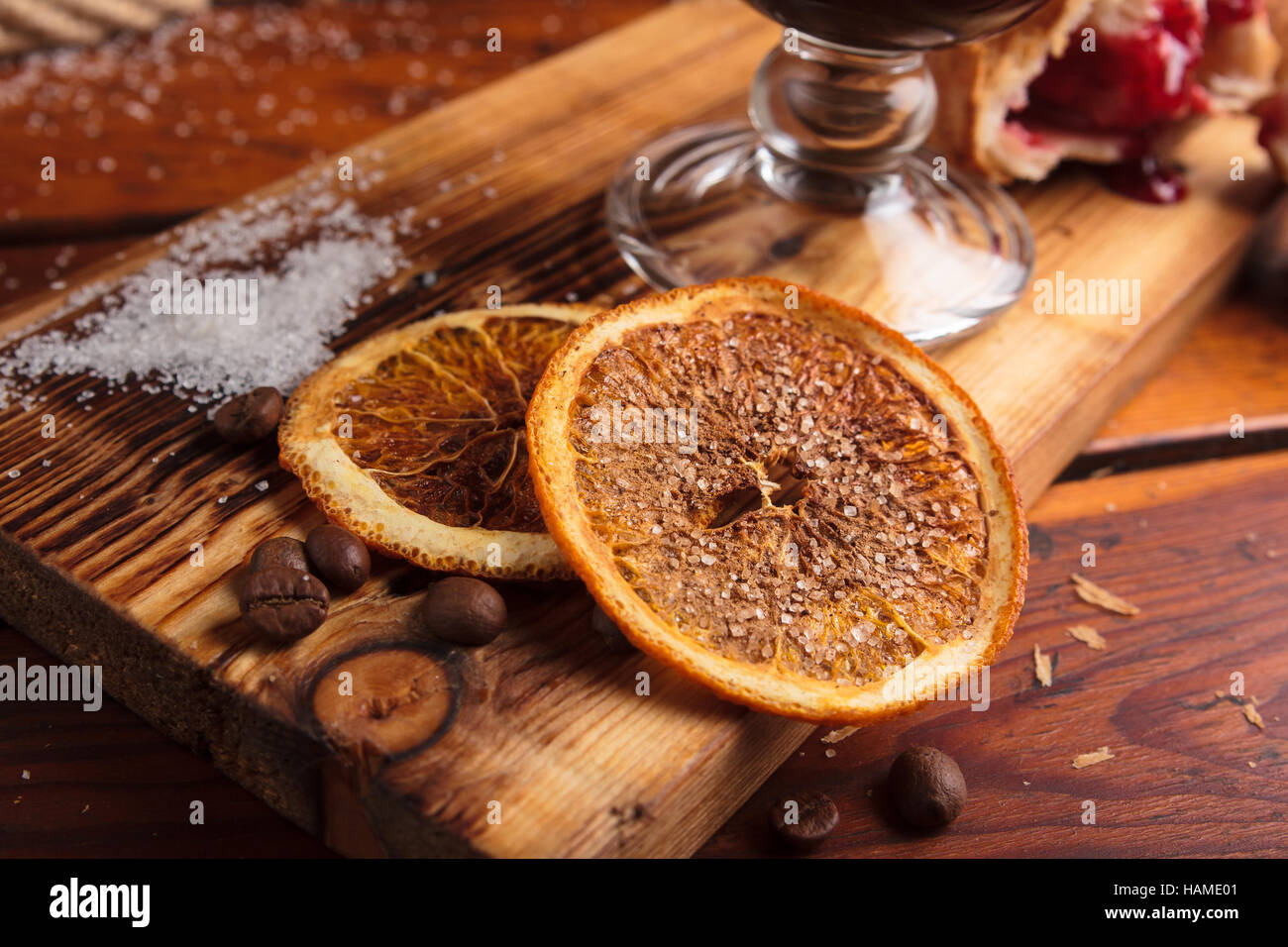 Concetto: ristorante menu, mangiare sano, fatti in casa, golosi, golosità. Fette di arancia essiccate con zucchero a spiovente sfondo di legno Foto Stock