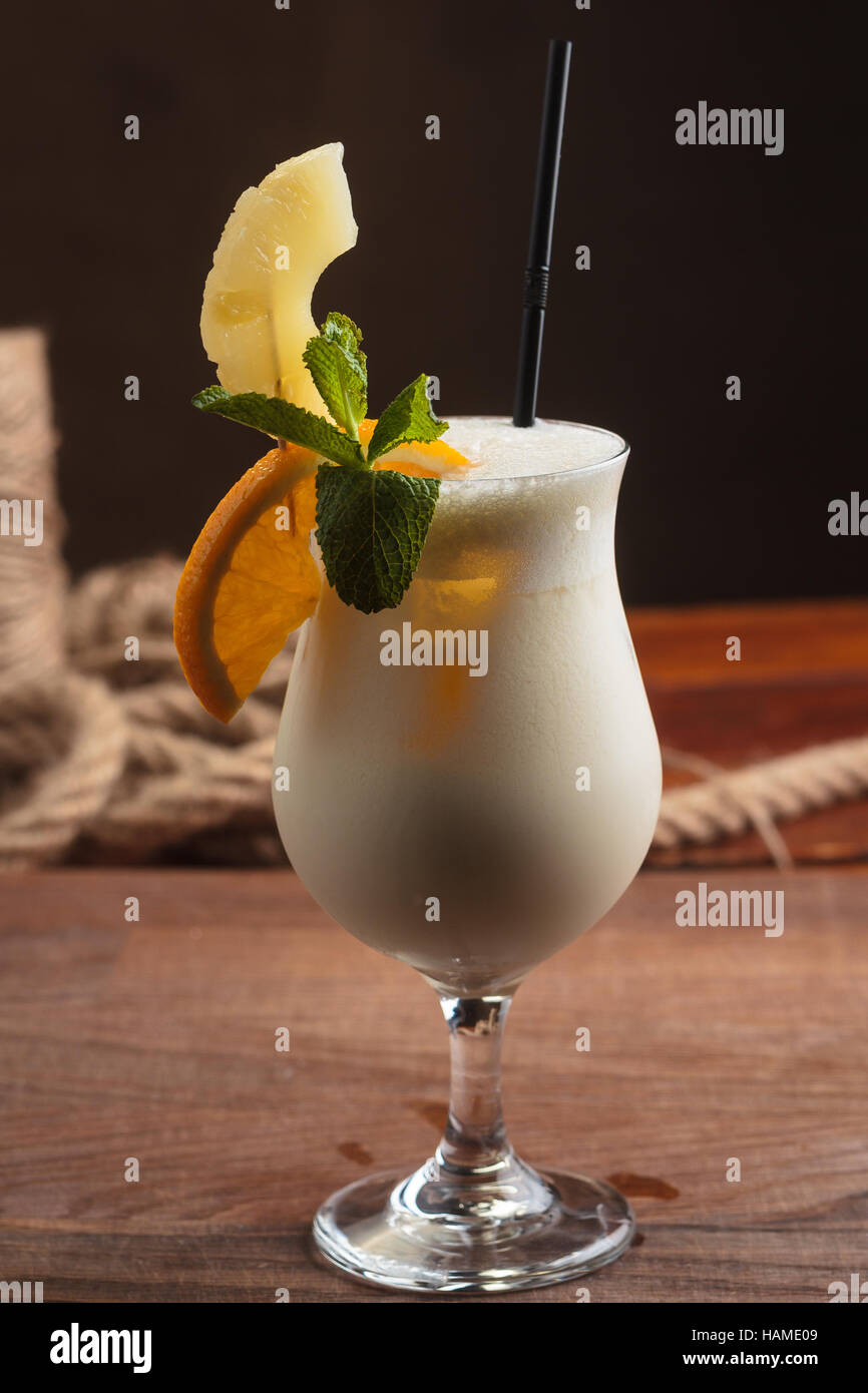 Concetto: ristorante menu, mangiare sano, fatti in casa, golosi, golosità. Milk Shake con ingredienti e vintage posate su sfondo di legno. Foto Stock