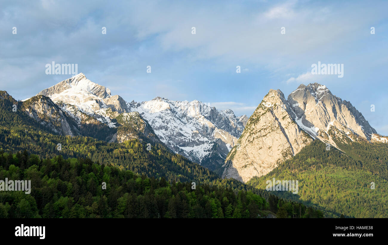 Snow-capped Alpspitze mount picco è parte della tettonica le Alpi calcaree montagne ridge in Baviera Germania Foto Stock