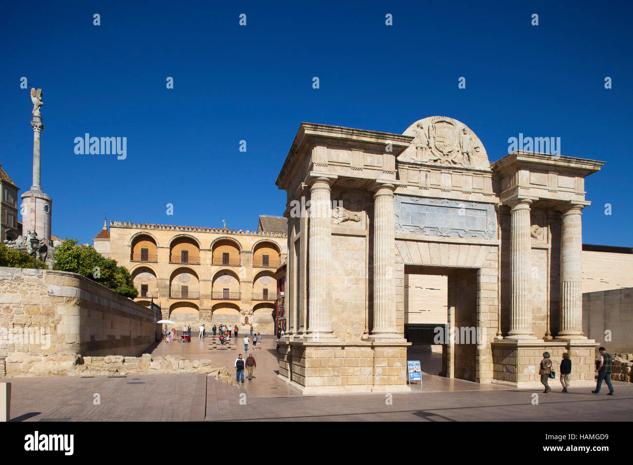 Puerta del Puente e colonna del Triunfo de San Rafael, Cordoba, Andalusia, Spagna, Europa Foto Stock