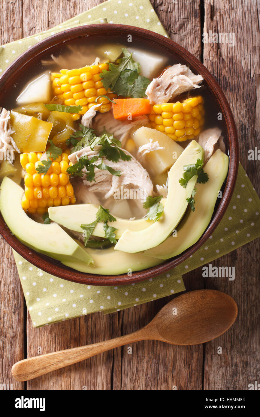 Cucina colombiana: ajiaco zuppa di pollo e verdure vicino fino in una ciotola sul tavolo. vista verticale da sopra Foto Stock