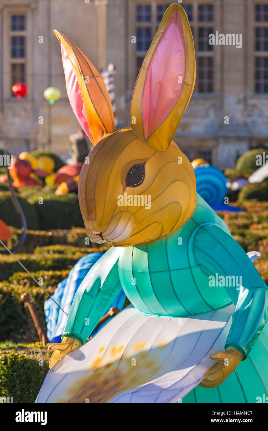 Festa di Natale della luce a Longleat per celebrare il Safari Park il cinquantesimo anniversario con il tema di Beatrix Potter. Bunny coniglio in giardino Foto Stock