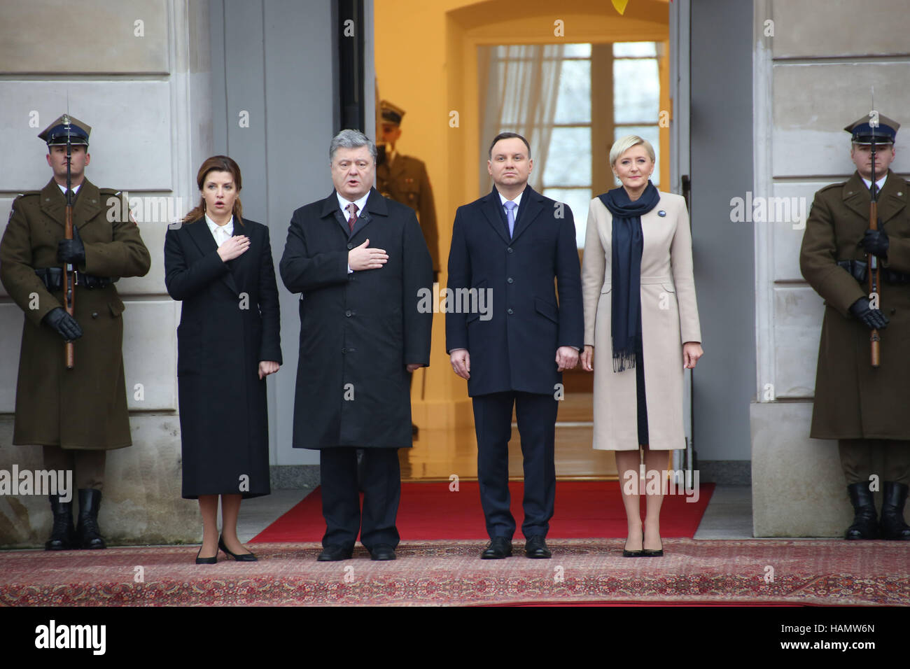 Polonia - Varsavia, 2° dicembre 2016: Ucraina la Presidente Petro Poroshenko è stato ricevuto dal presidente polacco Andrzej Duda con gli onori militari al Palazzo Presidenziale a Varsavia. Credito: Jake Ratz/Alamy Live News Foto Stock