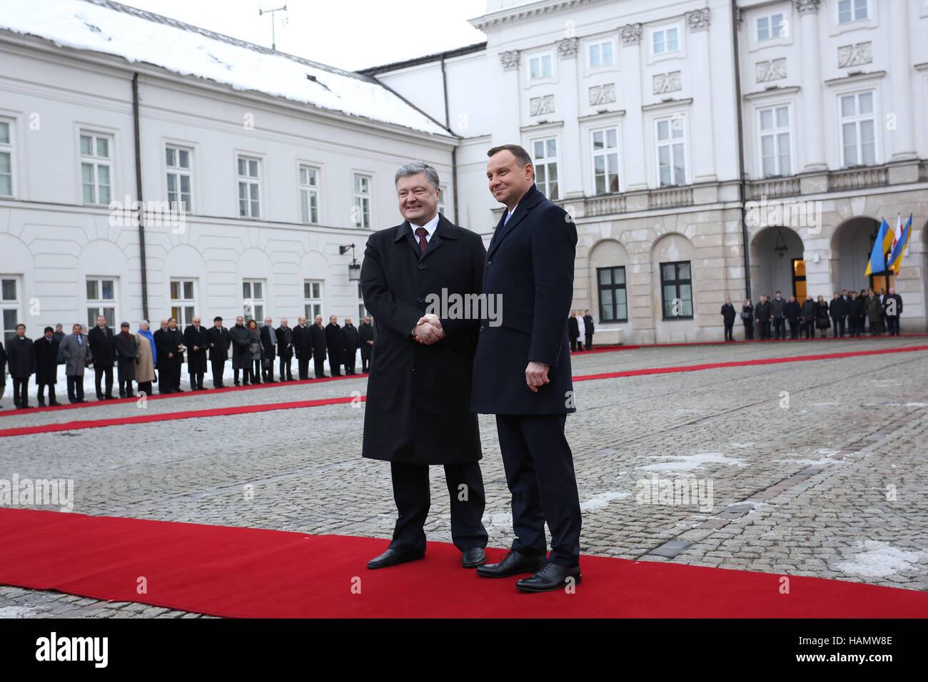 Polonia - Varsavia, 2° dicembre 2016: Ucraina la Presidente Petro Poroshenko è stato ricevuto dal presidente polacco Andrzej Duda con gli onori militari al Palazzo Presidenziale a Varsavia. Credito: Jake Ratz/Alamy Live News Foto Stock