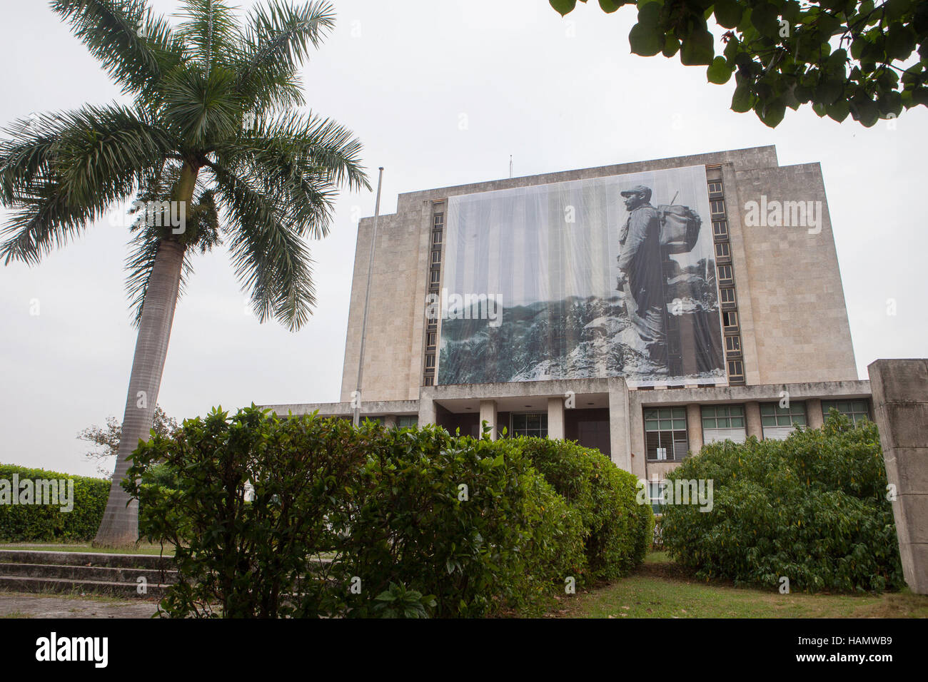 L'Avana, Cuba. 1 dicembre, 2016. Una gigantesca foto di Fidel Castro può essere visto al Jose Marti Biblioteca Nazionale di Havanna, Cuba, 1 dicembre 2016. L'urna contenente le ceneri del defunto rivoluzionario di Fidel Castro è a suo modo da Havanna a Santiago de Cuba dove il funerale è detto che si svolgerà il 4 dicembre 2016. Foto: Alessandro Vecchi/dpa/Alamy Live News Foto Stock